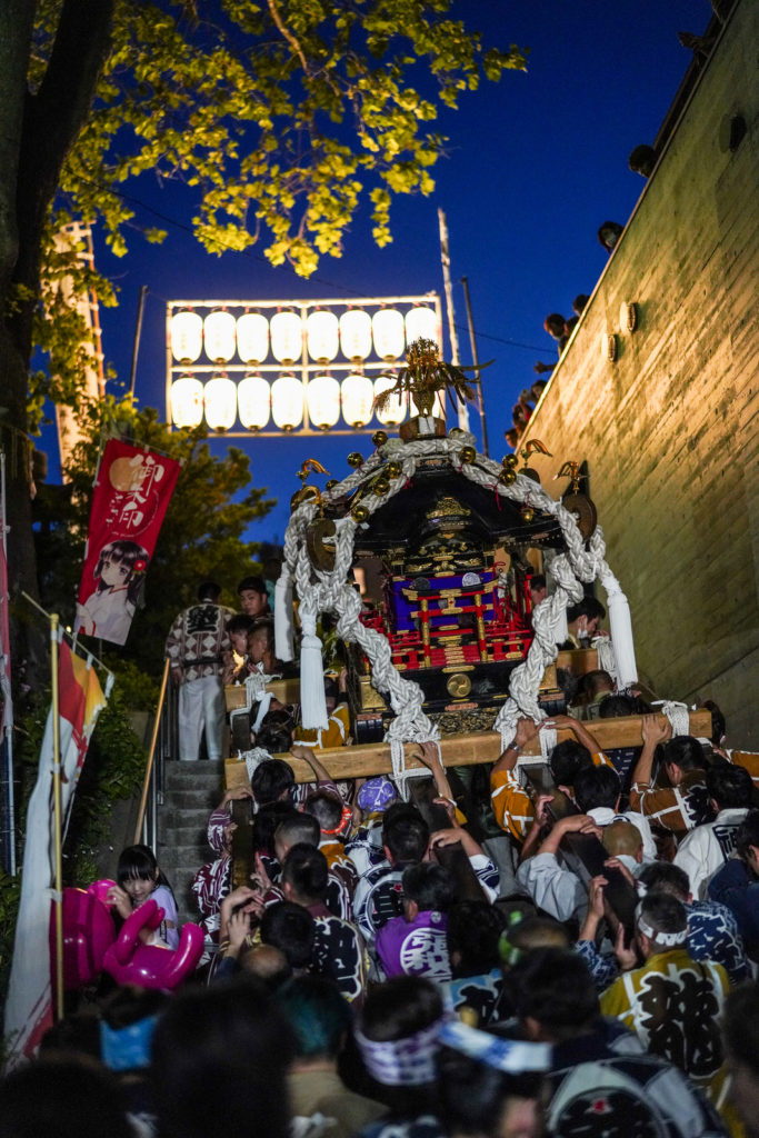 お神輿が龍宮神社に戻ると急な階段をお神輿を担いだまま上がる