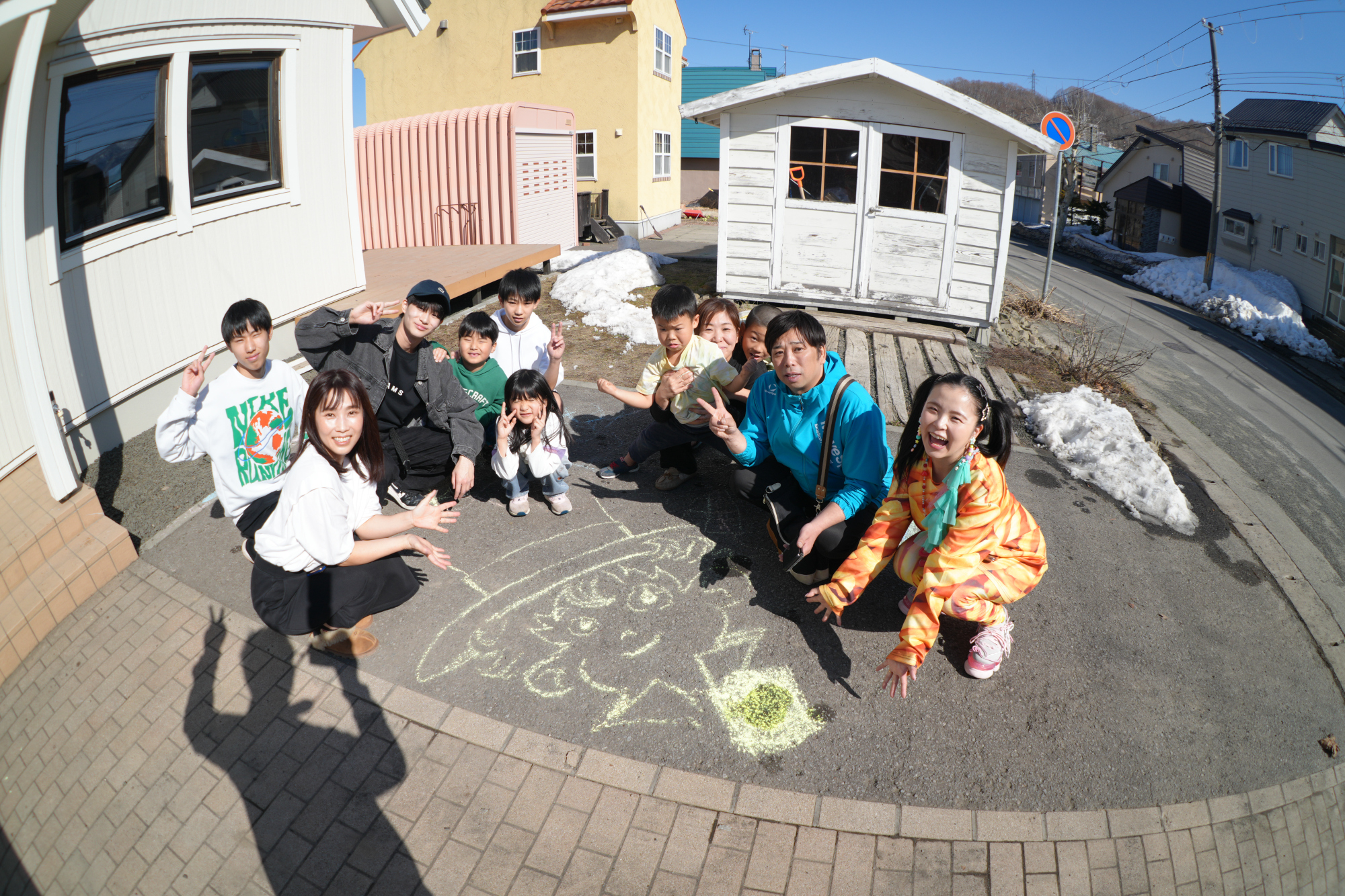 ルビッチの絵を囲んで記念写真